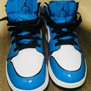 Nike Jordan 1’s mid signal blue
